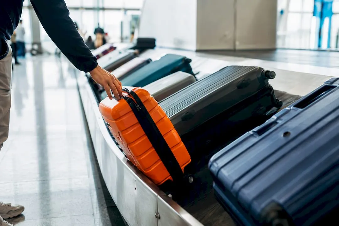 €9–€55 per koffer: ruimbagage bij chartervluchten, zo bespaar je